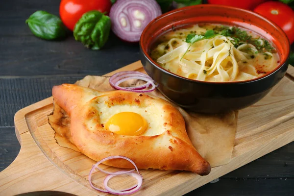 Adjarian 'da Khachapuri. Mozzarella ve yumurtalı açık turta. Gürcistan mutfağı ve Lagman yakın çekim.