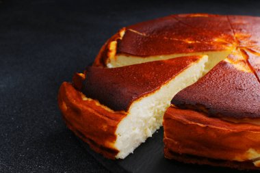 Cheesecake san Sebastian Karanlık Masaya yakın çekim