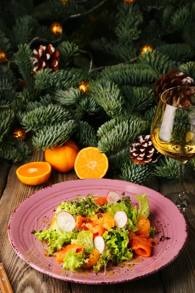 Portakallı somon salatası, guacamole ve Noel arkaplanda bir bardak beyaz şarap.