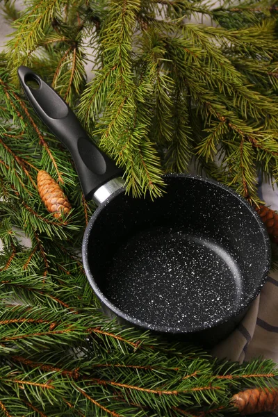 Пустой сковороды крупным планом с рождественской елкой и конусом. зимняя кухня — стоковое фото