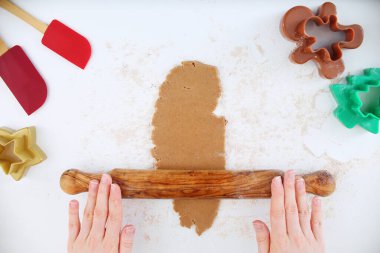 Zencefilli kurabiye yapıyorum. Noel kurabiyesi kesiyorum.