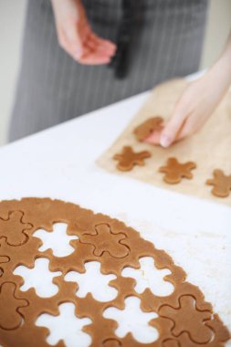 Noel kurabiyesi yapmak, zencefilli kurabiye yapmak.