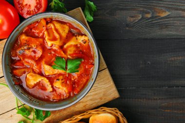 Erişteli Kafkas çorbası. Lagman ve Khachapuri tahta masa manzarasında..