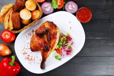 Hindi ya da tavuk ahşap masa ve malzemeler. Noel ya da Şükran Günü masası.