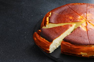 Cheesecake san Sebastian Karanlık Masaya yakın çekim.