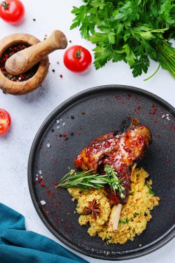 Kuskus etli et ve hafif beton arka planda sebzeler. tarif konsepti.