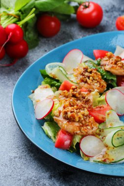 Tavuk ve fındıklı salata. Tavuk göğsü ve turplu taze salata..