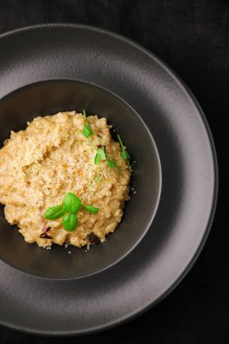 Parmesan peyniri ve maydanozla kaplı lezzetli mantarlı risotto. Üst görünüm yakın plan.
