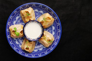 Doldurulmuş hamur tatlısı, mantı ve kıyma. Geleneksel Çin Dim Sum köftelerini kapatın..