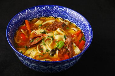 Erişteli çorba ve sığır eti. Lagman. Ulusal Özbek yemeği.