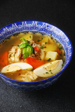 Tavuklu şehriye çorbası, yumurta, sebze ve tavuk eti.