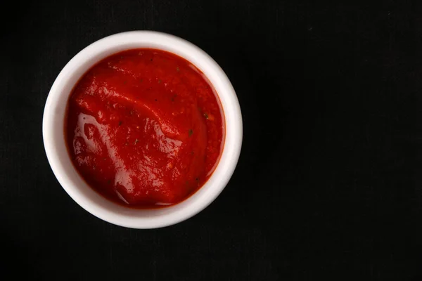 Ketchup Sosuri Roșii Castron Negru — Fotografie, imagine de stoc
