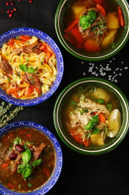 Organik vejetaryen malzemeler ve mutfak aletleri ile, üst görünüm.