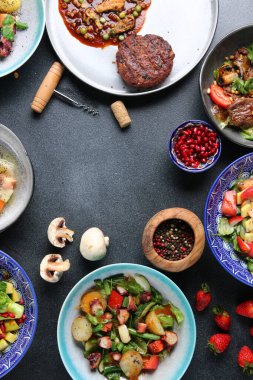 Masa yiyeceklerle dolu. Tabakları masaya koyun. Et salatası ve tatlı masanın üstünde..