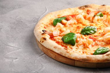 Karidesli pizza yakın plan. Deniz mahsullü Yunan pizzası.