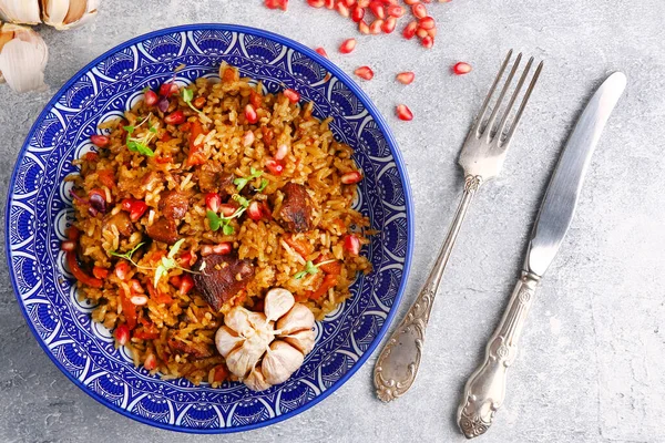 Pilav ve malzemeler tabakta. Etli Ulusal Özbek pilavı.