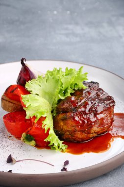 Izgara fileminyon beton masada sebzelerle kapatılıyor..