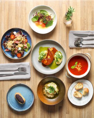 Yemek dolu bir masa. Üst taraf yemek dolu. Ahşap masada yemek masası konsepti.