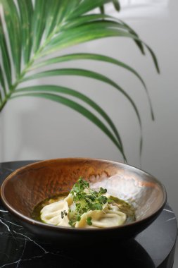 Seramik tabakta, mermer masaya yakın dursun. Dim sum geleneksel Çin yemekleri ile servis edilir..