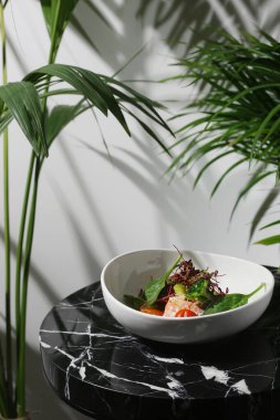 somon bifteği ve ıspanaklı tam tabak ve mermer masa yakın plan..