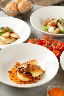 Deniz dikenli krep reçeli ve arka planda bir sürü yiyecek..