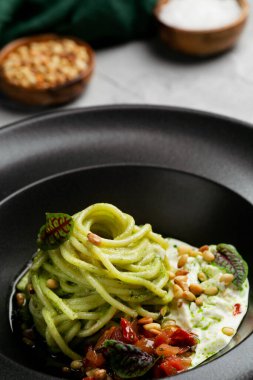 Pesto soslu, domatesli ve fesleğenli yeşil makarna. Ispanaklı makarna kavrulmuş sebze ve fındık..