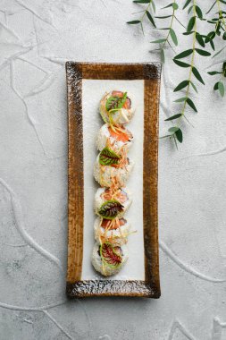 Seramik tabakta somon ve mikro yeşil ile yuvarlan. Kopya alanı ile yakın plan..