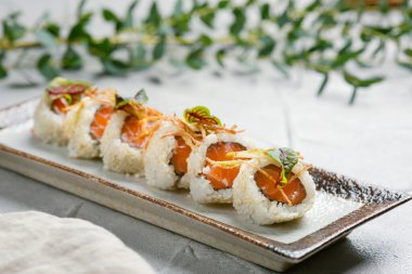 Seramik tabakta somon ve mikro yeşil ile yuvarlan. Kopya alanı ile yakın plan..