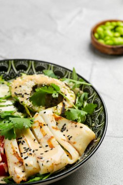 Kalamar ve taze sebzeli avacado salatası. Kopya alanı ile yakın plan..