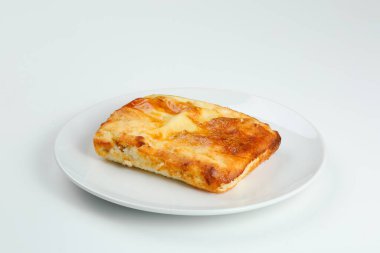 Beyaz tabakta peynirli güveç ve fotokopi alanı. süzme peynir güveç yalıtılmış om beyaz.