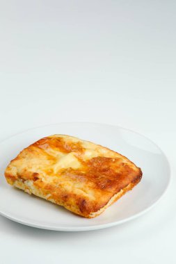 Beyaz tabakta peynirli güveç ve fotokopi alanı. süzme peynir güveç yalıtılmış om beyaz.