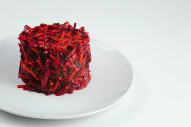 Taze sebzeli salata lahana, pancar, havuç. Beyaz tabakta lahanalı pancar salatası..