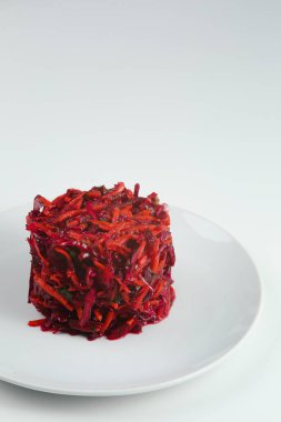 Taze sebzeli salata lahana, pancar, havuç. Beyaz tabakta lahanalı pancar salatası..