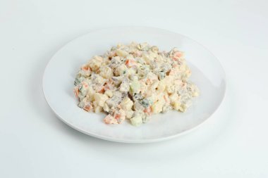 Haşlanmış sebzelerden geleneksel Rus salatası Olivier ve kasede soslu et. Rusya 'nın Yeni Yılı ya da Noel' i beyazlar arasında.