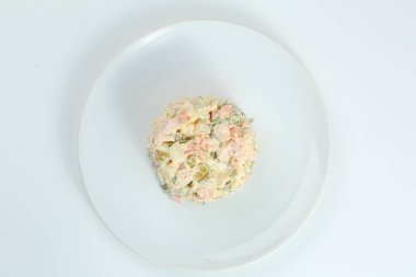 Haşlanmış sebzelerden geleneksel Rus salatası Olivier ve kasede soslu et. Rusya 'nın Yeni Yılı ya da Noel' i beyazlar arasında.