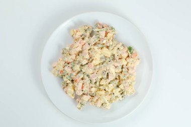 Haşlanmış sebzelerden geleneksel Rus salatası Olivier ve kasede soslu et. Rusya 'nın Yeni Yılı ya da Noel' i beyazlar arasında.