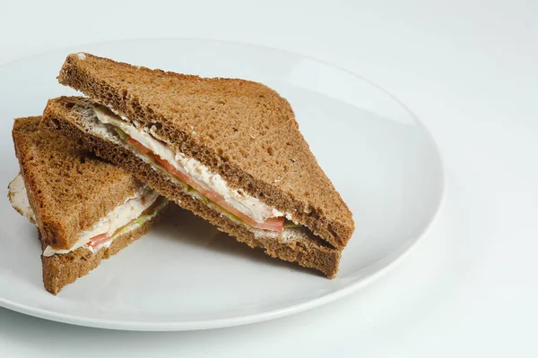 Club Sandwich Mit Huhn Und Tomaten Auf Roggenbrot Weißem Teller — Stockfoto