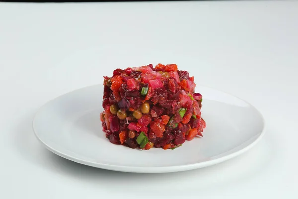 Salata Vinaigrette Placă Albă Izolată Fundal Alb Salată Tradițională Rusă — Fotografie, imagine de stoc