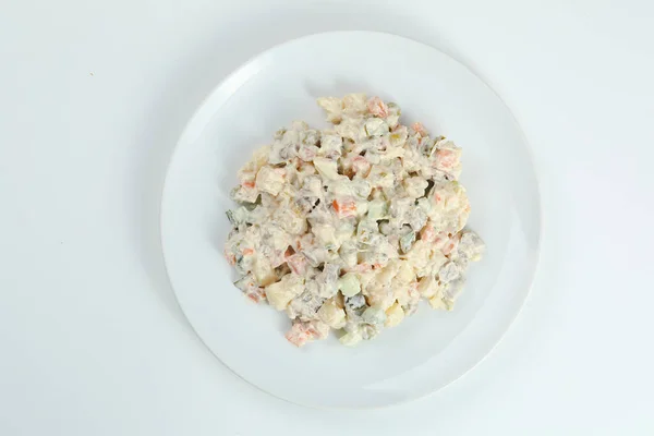 Salată Olivier Farfurie Albă Versiunea Vegană Salatei Tradiționale Rusești Olivier — Fotografie, imagine de stoc