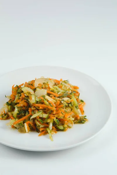 Ensalada Apio Con Primer Plano Zanahoria Plato Blanco Ensalada Aislada —  Fotos de Stock