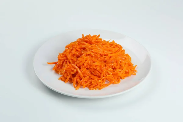 Ensalada Zanahorias Coreanas Primer Plano Plato Blanco Aislado Sobre Fondo —  Fotos de Stock