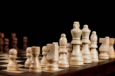 Satranç beyin ve strateji için iyi bir oyundur. Tahta satranç sopası. Siyah beyaza karşı. çatışma insanları