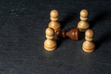 Satranç beyin ve strateji için iyi bir oyundur. Tahta satranç sopası. Siyah beyaza karşı. çatışma insanları