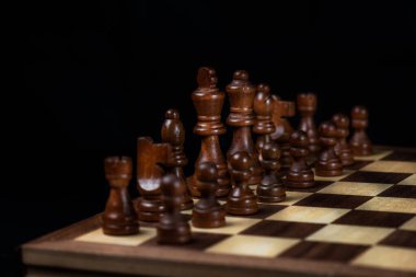 Satranç beyin ve strateji için iyi bir oyundur. Tahta satranç sopası. Siyah beyaza karşı. çatışma insanları