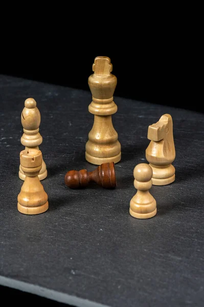 下棋对大脑和策略都有好处 木制七叶树 黑人对白人 冲突后人民 — 图库照片