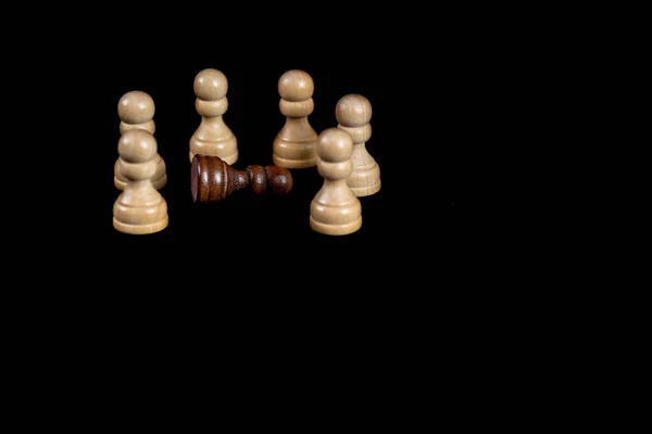 下棋对大脑和策略都有好处 木制七叶树 黑人对白人 冲突后人民 — 图库照片