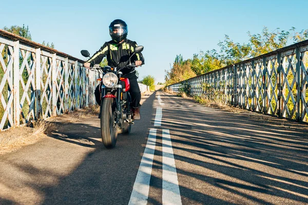 40 człowiek jazdy motocyklem na drodze — Zdjęcie stockowe