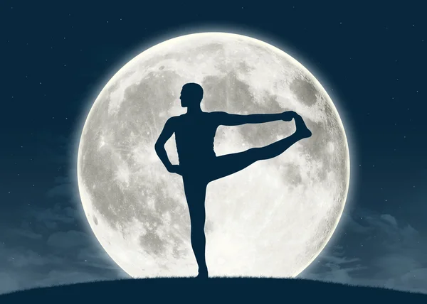 Mann praktiziert Yoga bei Vollmond — Stockfoto