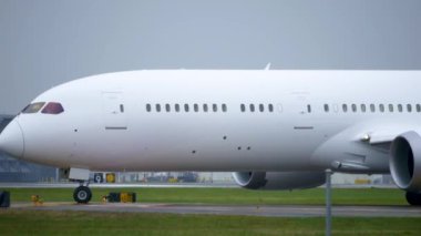 Uçak pistle aynı hizaya geliyor..