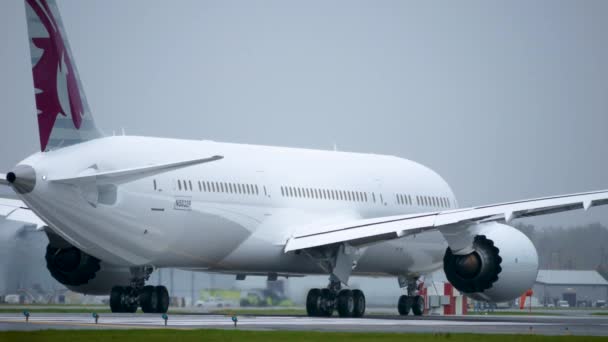 Nuevo Boeing 787-9 sin pintar para Qatar Airways acelerando en la pista y despegando. — Vídeo de stock